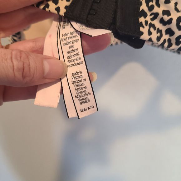 Victoria's Secret Push Up Leopard Cheetah Tshirt Lined Bra size 32A EUC - Picture 4 of 8